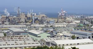 八戸市の臨海工業地帯。排熱を地域内で有効活用する取り組みが始まる