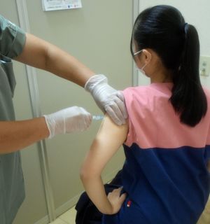 子宮頸がんワクチンを接種する女子高校生＝9月、弘前市の産婦人科クリニック