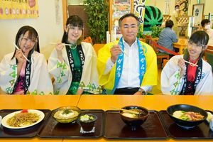 「牛蒡めん美人」の試食に臨む倉光弘昭市長とGMUの（左から）嶋村、田中、鳴海