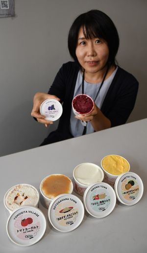 東青5市町村の特産品を使ったアイスクリームをPRする工藤主査