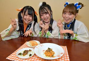 高杉シェフが用意したメバッツァ料理に大感激のGMU（左から）木村、嶋村、堀川