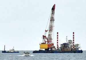 鯵ケ沢町の赤石漁港から4キロの海域で調査を始める専用船＝1日午前10時ごろ