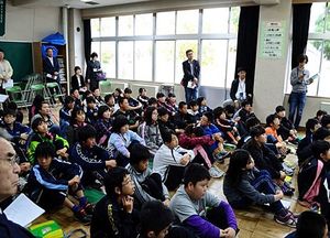 黒石市の中郷小学校での健康授業の様子＝2014年