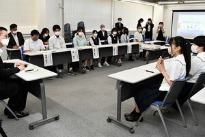 和嶋教育長（左端）へ立佞武多祭りでの高校生ブース出展計画などを報告する生徒たち