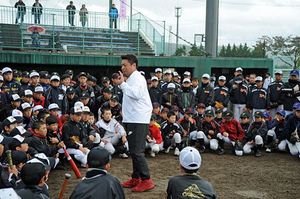 野球教室で子どもたちにアドバイスする岩村さん（中）（主催者提供）