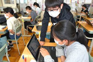 東奥日報電子版を開いて紙面を確認する白山台小学校の児童たち
