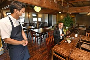 店内でハンバーグ料理を試食する倉光市長（右）と平川さん
