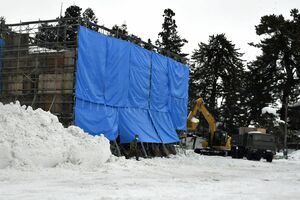 中止の方向で検討することになった「弘前城雪燈籠まつり」。弘前公園四の丸では、19日も大雪像の制作が進んでいた