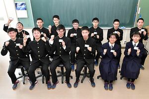 資格者証を手に「総合通信」試験合格を喜ぶ十和田工業電子科の生徒＝2月24日