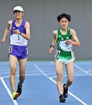 【男子5000メートル競歩】最後の直線で2位の菊池（青森高）（左）を引き離す市川（三沢高）