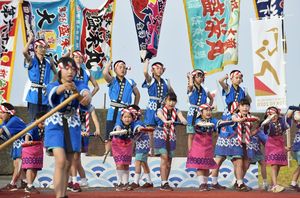 大漁の祝い歌「沖揚げ音頭」で聖火のスタートを盛り上げる階上町小舟渡地区の小中学生