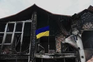 ウクライナ・キーウ近郊の損傷した建物＝２１日（ゲッティ＝共同）