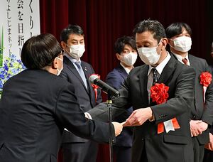 三村知事（左）から表彰状を受け取る七和まちづくりネットワークの横山会長