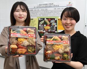 よくばり弁当をPRする（左から）中村さん、秋田さん