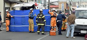 高齢女性が車にはねられて亡くなった事故現場＝4月6日、八戸市柏崎