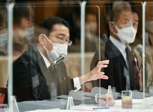 被爆者団体代表らとの面会で発言する岸田首相（左）＝６日午前１０時４６分、広島市