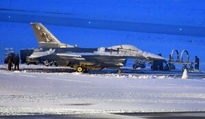 F16戦闘機の整備を行う米軍関係者ら＝4日午後4時半ごろ、青森市の青森空港