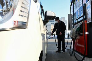 ガソリンスタンドで給油するドライバー。価格高騰に消費者からはため息が漏れる＝9日、青森市
