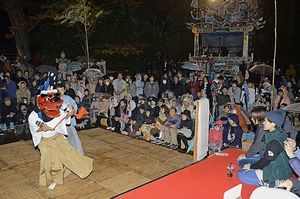 子どもたちが飾り付けた「おがれ山車」（写真奥）などが並ぶ大畑八幡宮の境内で奉納された伊勢大神楽の獅子舞