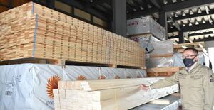 赤石材木店が欧州のメーカーから調達しているアカマツ、トウヒの集成材や合板。仕入れ値は上昇が続いている＝青森市