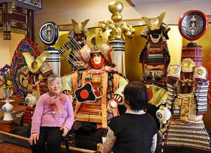 八戸パークホテルに展示されている武者人形を鑑賞する利用客