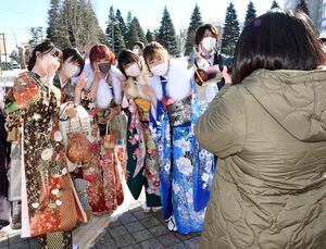 式典後、友人と笑顔で記念撮影する新成人たち＝八戸市公会堂前