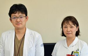 ワクチン接種ロボの技術確立に取り組む小渡医師（左）と工藤看護師長