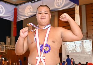 表彰式後、贈られた銅メダルを手にようやく笑顔を見せた藤田