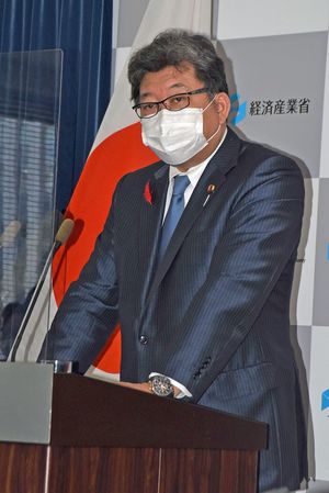 核燃料サイクル政策の推進継続を表明した萩生田経産相＝5日、経産省