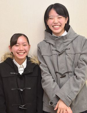 「2人でいると本当に楽しい」と笑顔を見せる彩香さん（右）と太田さん