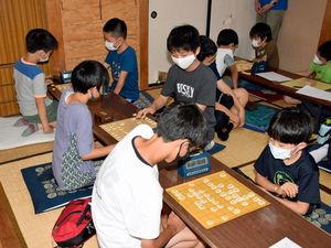 「夏休み少年少女将棋大会」で熱戦を繰り広げる子どもたち