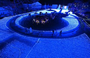 LEDの光でアート広場を青一色に染め上げたイルミネーション＝17日午後6時2分、十和田市官庁街通り
