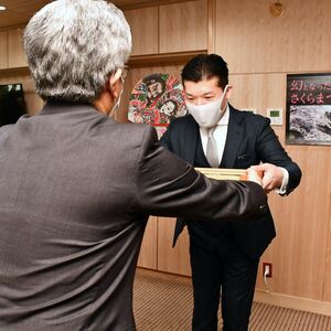 桜田市長（左）から感謝状を受け取る清藤洋介さん
