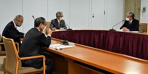 桜田市長（右から2人目）ら主催4団体の代表者が集まり、さくらまつり開催を決めた会議＝23日午後、弘前市役所