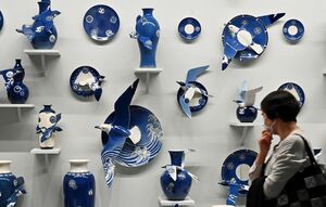 八戸を象徴するウミネコなどの鳥を皿やつぼにあしらった桝本佳子さんの「Blue　Birds／Blue　Ceramics」