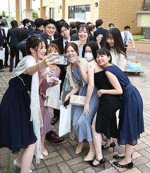 式典の後、記念写真を撮る21年度の新成人＝15日、藤崎町