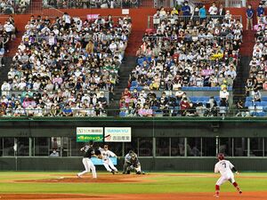 3年ぶりに開催されたプロ野球1軍戦の楽天－ソフトバンク戦。1万人以上が観客席を埋めた＝5日夜、弘前市のはるか夢球場