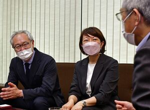 「ジャパン・ディグニティ」の映画化を桜田市長（手前）に報告する遠藤さん（左）と盛さん