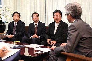桜田市長（右）に全国大会の開催決定を報告する鈴木副会長（右から2人目）ら