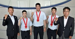 甲子園での活躍を誓う聖愛の（左から）原田監督、松坂、佐藤、前田の3選手、太田部長