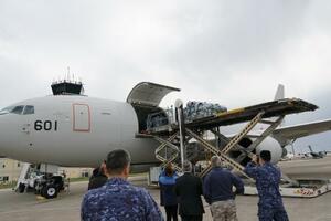 航空自衛隊の輸送機から運び出される支援物資＝１７日、トルコ南部アダナのインジルリク空軍基地（共同）