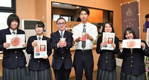 津軽の桃を使ったジュースをPRする尾上総合高校の生徒たち