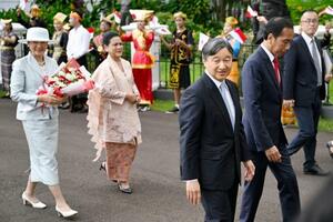 インドネシア・ボゴールの大統領宮殿に到着され、ジョコ大統領夫妻の出迎えを受ける天皇、皇后両陛下＝１９日（共同）