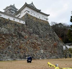 姫路城で「すす払い」をしていた陸上自衛隊員が落下した現場＝２１日午前、兵庫県姫路市