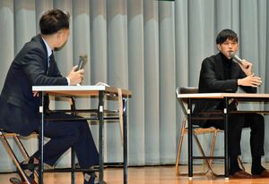 講演する大迫さん（右）。左は田村さん