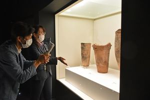 休館中の三内丸山遺跡センター（青森市）で、展示している土器について説明するセンター職員