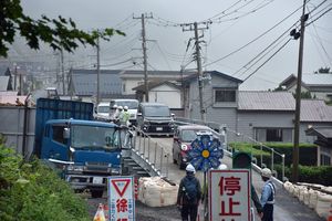 一部の通勤通学車両も通行可能となった小赤川橋の仮橋＝23日午前、むつ市大畑町
