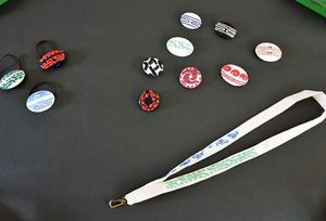 千葉学園高生活文化科の教員らが試作した、縄文時代の文様を刺しゅうしたヘアゴム、ブローチ、ネックストラップ