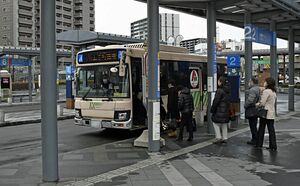 「2024年問題」に対応するため、4月から減便する県内バス事業者も。写真は弘前駅前のバスプールで客を乗せる弘南バス＝3月22日