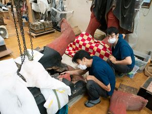 東京で行っている吽形像の修復の様子（最勝院提供）